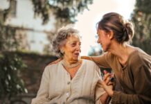 Agencja opiekunek osób starszych – czy warto podjąć współpracę?