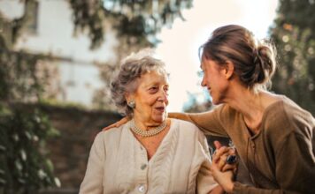 Agencja opiekunek osób starszych – czy warto podjąć współpracę?